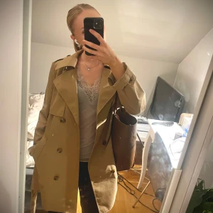 Trenchcoat  - Säljer en jättefin beige trenchcoat från zara, jackan är knappt använd och i ett nytt skick☺️priset går att diskutera vid snabb affär 