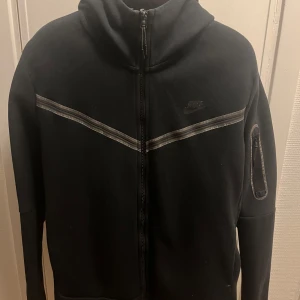 Svart nike tech fleece - Säljer en svart nike tech fleece hoodie i storlek L. Säljs för att den är för liten för mig. Finns tecken på använding (därefter pris)