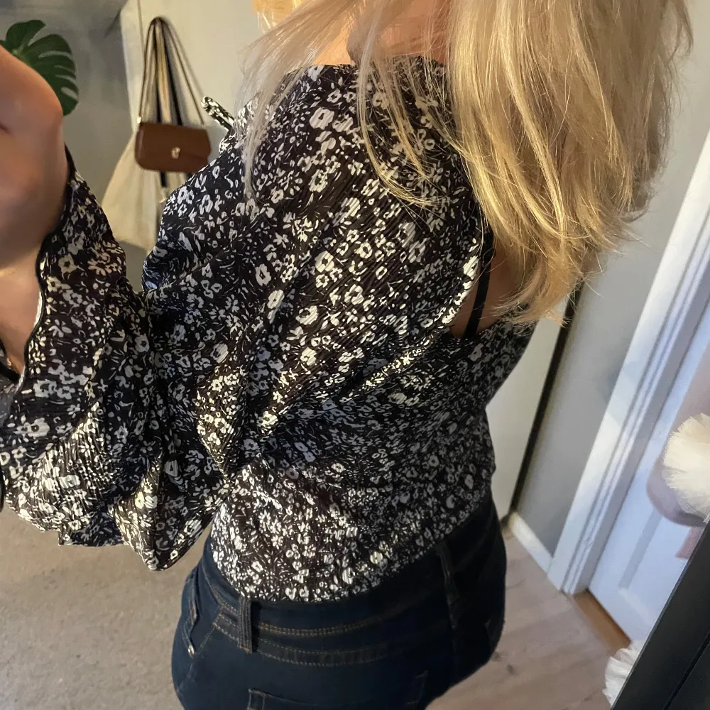 Säljer denna superskönt svart vita blommiga blus från Gina Tricot! Nyskick (jag bär vanligtvis S)!🤍. Puserot.