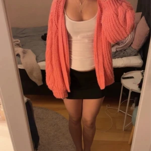 Rosa stickad kofta  - Säljer en mysig rosa stickad kofta perfekt till sommaren🥰 Koftan har en lös passform och långa ärmar.