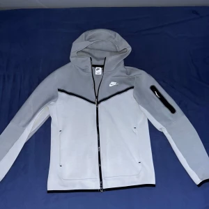 Grå Nike Tech Fleece Set - Säljer ett grått nike tech fleece set från Nike. Har använts flera gånger men är fortfarande i bra skick. Storleken är S och passar jättebra för de som har storlek S. Säljer båda delar tillsammans!