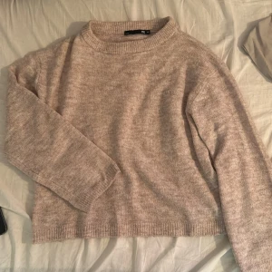 Stickad tröka - Den är köpt ifrån lager 157 och är använd endast 1 gång, färgen på bilden är inte samma som på verkligheten för det är dåligt ljus i rummet, stl XS 
