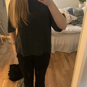 Mörkgrå stickad tröja - Säljer en mysig mörkgrå stickad tröja, storlek s💕hör av dig för fler bilder