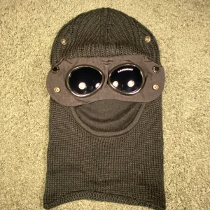 Cp company mask - Cp company mask stickad svart. Använd några enstaka gånger och inga skador på masken. Bra passform och skön att använda, fråga gärna om fler bilder, frågor eller funderingar!