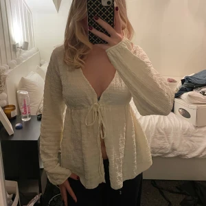 Smörvit tröja från gina tricot - Smörvit tröja från gina tricot. Med snörning i fram. Helt ny