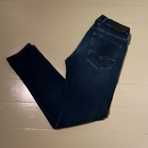 Replay Jeans Anbass - Säljer ett par sjukt feta replay jeans i nyskick, använda enbart gånger. INGA defekter. Skriv vid minsta fundering och gärna efter fler bilder!