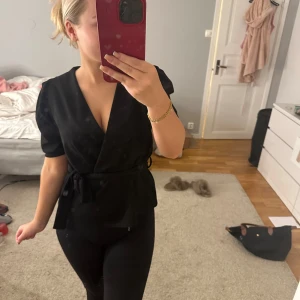 Söt topp  - Säljer nu min fina knappt använda blus ifrån cassles💞