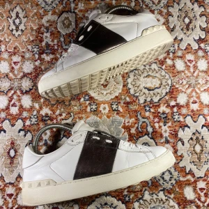 Valentino Open skor - Hej! Säljer nu mina skor från märket Valentino, storlek 38.5, bra skick. Tveka inte på att höra av dig om du har frågor eller funderingar kring skorna!