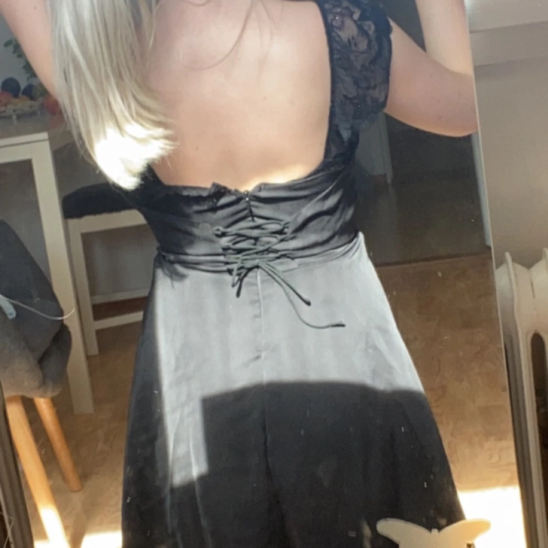 Svart klänning med spetsdetaljer - 2