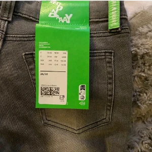 Grå bootcut jeans  - TRYCK INTE PÅ KÖP NU!         Snygga grå bootcut jeans med låg midja och klassisk femficksdesign. Perfekta för en avslappnad stil med en touch av retro.    (Jeansen är nya med lappar kvar! Skriv för fler bilder på de!)