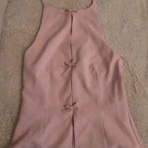 Söt zara topp med rosetter - Söt rosa zara topp med rosetter. Använd endast 1 gång💕💕