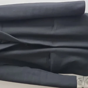 Svart kappa - Elegant svart kappa med knapp.använd bara ett par gångar.svart färg..160kr