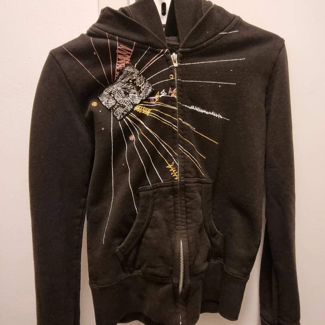 Svart hoodie med färgglada detaljer - 1