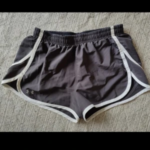 Grå träningsshorts från Under Armour - Supersköna grå träningsshorts från Under Armour. Har "inbyggda" trosor