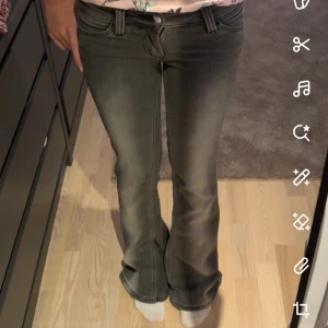 Grå jeans från weekday/cheap monday 25/32 - superfina och helt slutsålda, har tagit bort den gröna lappen som är på tredje bilden. annars helt nyskick 💞