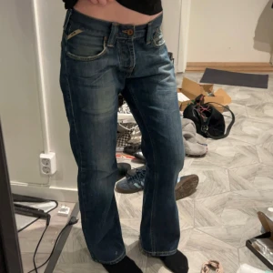 Jeans från Jack & Jones - Snygga mörkblå jeans från Jack & Jones. Köpte på Vinted men va för korta i benen på mig:,/