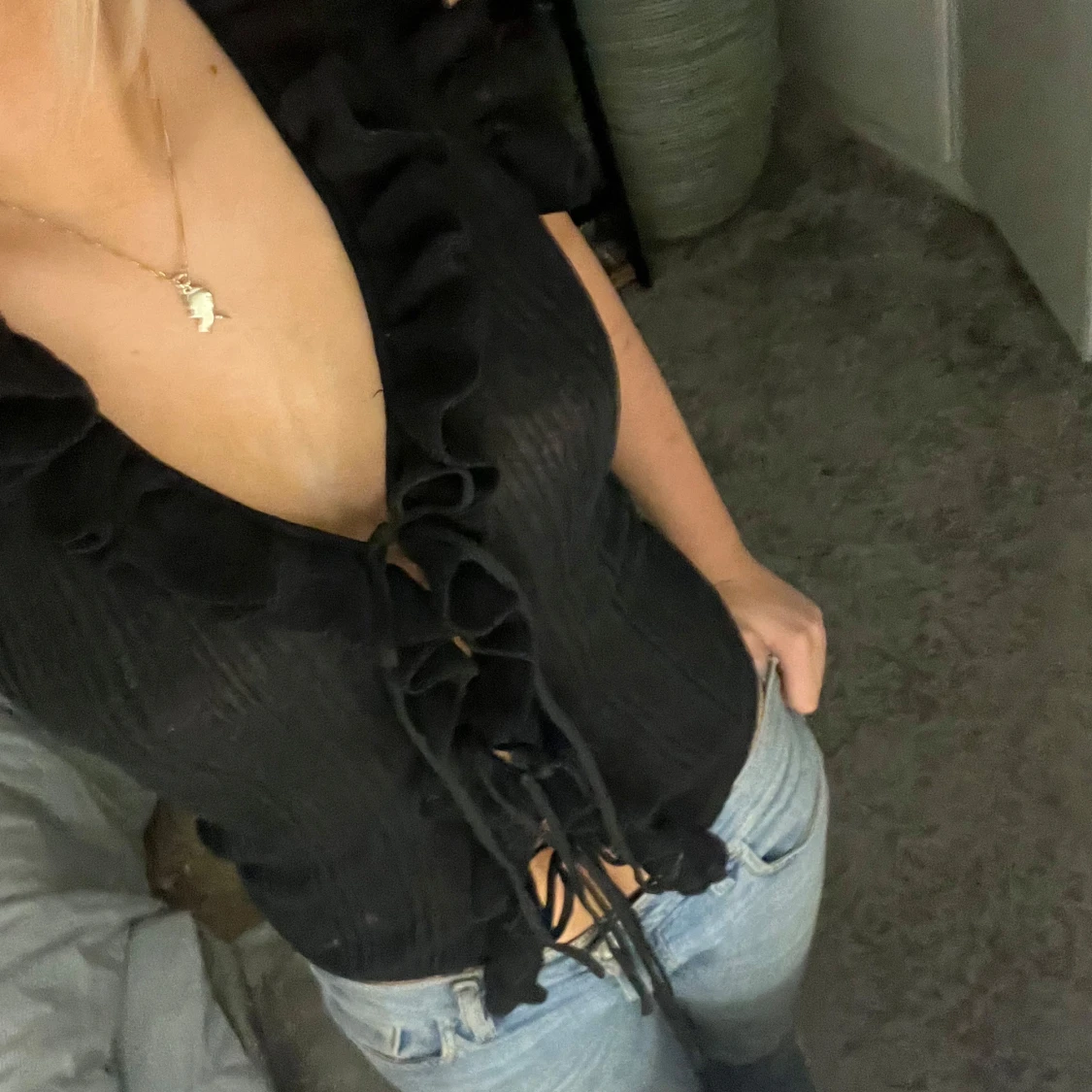 Svart ribbad topp med knytning - 2