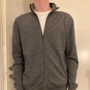 These Glory Days merino full-zip - Super bekväm tröja ifrån These Glory Days!100% merino ull.