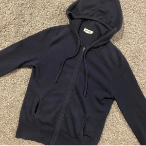 Soft Goat hoodie - trendig & skön kashmir hoodie i riktigt bra skick. Öppen för byten