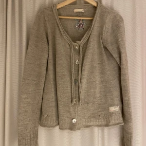 Beige stickad kofta med knappar - Använd men fin kofta från odd molly, står inte vilken storlek men skulle säga s/m💞💞