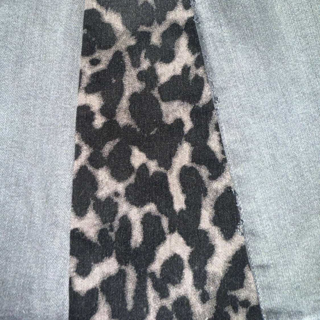 Utsydda jeans med leopardetalj - 3