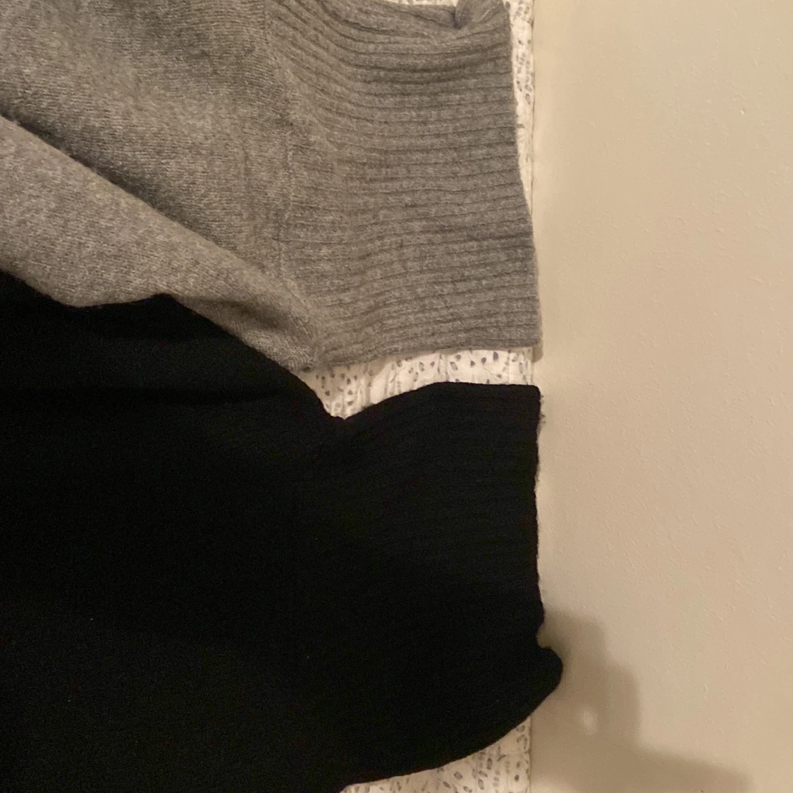 Grå och svart polotröja från Bik Bok - 1