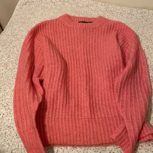 Rosa stickad tröja från 157 - Säljer en snygg rosa stickad tröja från 157 i storlek XS. PRIS KAN DISKUTERAS.Tröjan har en klassisk rund hals och långa ärmar, perfekt för kyligare dagar. Den är mjuk och bekväm, idealisk för både vardag och mysiga stunder hemma. Passa på att fynda denna fina tröja! 💖 