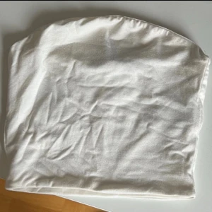 tubtopp - basic vit tubtopp från bikbok, knappt använd då den är för liten. Silikonband för att hålla upp bättre