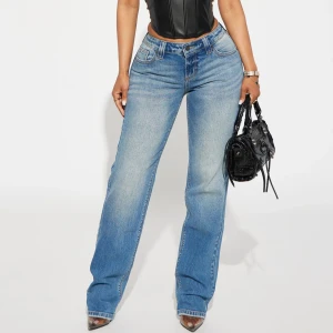 Blå jeans från Fashion Nova - Endast testade blå jeans från Fashion Nova med klassisk femficksdesign. De har en bekväm passform och är perfekta för en avslappnad stil. Tillverkade i ett slitstarkt denimtyg. Säljs då dom är i en för stor storlek, us 5 vilket mitsvarar en m/l