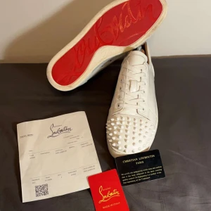 Loubs - Hej! Säljer dessa riktigt snygga Christian Louboutin skor i ett jätte bra skick! Saknar endast innersulor. Kvitto och äkthetskort följer med! Storlek 45 men passar storlek 44 bättre. Säljer endast för 1400kr!