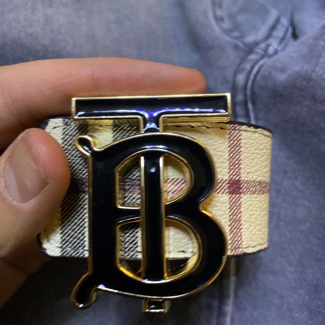 Rutig bälte med monogramspänne