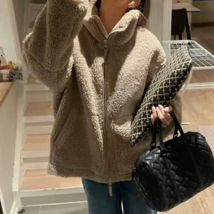 Teddy jacka slutsåld (helt ny)  - Säljer denna supertrendiga och slutsålda Teddy jacka❤️ den är helt oanvänd med lappen kvar! Skriv om du har några frågor❤️