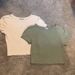 Jättemjuka toppar från Zara❤️❤️ - Säljer två croppade toppar från Zara i storlek S. Den ena är i en mjuk grön färg och den andra är vit. De är i bra skick och är väldigt bekväma ❤️det finns en väldigt liten fläck på den gröna toppen som man kan se i sista bilden ❤️hör av er gärna vid frågor 🥰pris går att diskuteras vid snabb affär 
