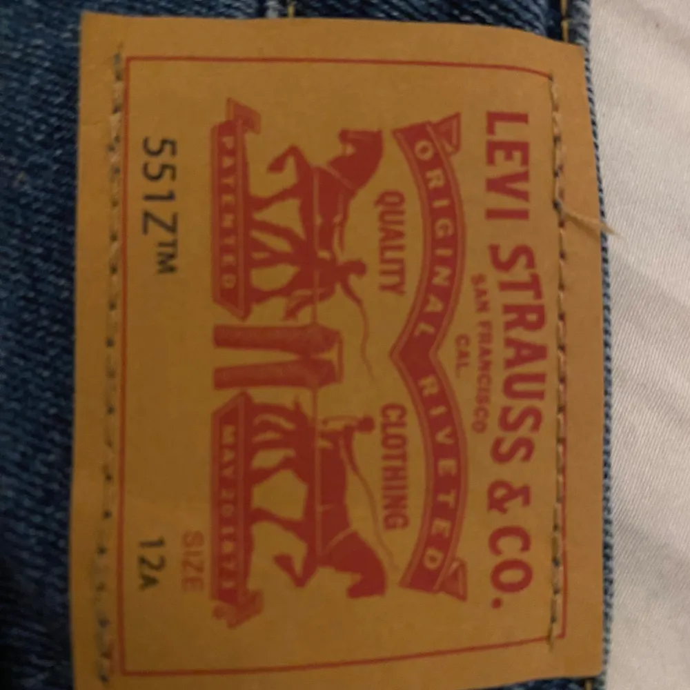 Säljer ett par klassiska Levi's 551Z straight jeans i blå denim. De har en bekväm passform och är perfekta för vardagsbruk. Jeansen har den ikoniska Levi's-lappen bak och är i bra skick. Perfekta för både höst och vår! Använd 1 gång.. Jeans & Byxor.