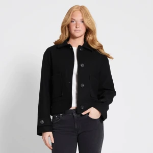 Svart kavaj med knappar - Snygg svart kavaj i normal passform med stora knappar framtill. Perfekt för höst och vår, med långa ärmar. Passar både till vardags och fest. Och den är även i bra skick. Jag har inte använt den så mycket. Det är i storlek S men jag skulle säga att det passar som storlek M också eftersom den är stor💓