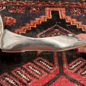 Silvriga ballerinaskor med rosett - Säljer ett par snygga silvriga ballerinaskor i mycket bra skick. . Skorna är bekväma och trendiga! ❤️‍🔥
