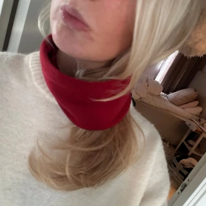 Röd buff - Säljer denna buff i merino ull vilket är ett mycket fint material! 