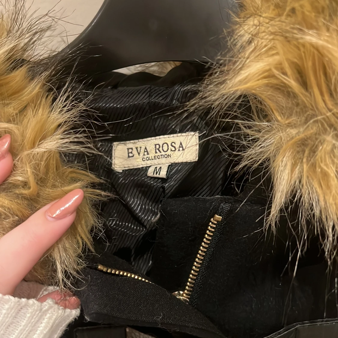 Svart kappa med fuskpäls från Eva Rosa - 92