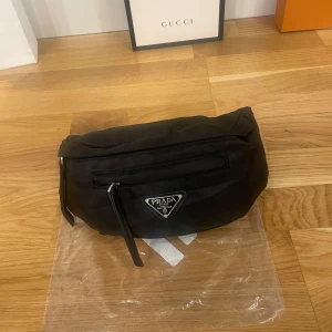 Prada magväska  - Prada Messenger Magväska helt ny och oanvänd passar till alla outfits! 🇮🇹