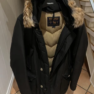 Svart parkajacka från Woolrich - Säljer en Woolrich arctic hooded parka med päls. Storlek M. Köpbevis finns!