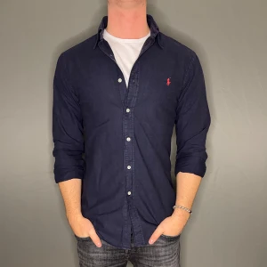 Ralph Lauren skjorta - Hej säljer nu min fina Ralph Lauren skjorta i storlek M. Den är i nyskickick och kommer vara otroligt snygg i höst/vinter. Nypris cirka 1500kr! Vi kommer att sälja liknande produkter nu närmare vinter så glöm inte följa profilen!🌊🍾