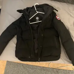 Säljer min  Canada Goose jacka som är i nyskick. Jackan är i storlek S. Priset går att diskutera vid snabb affär! 