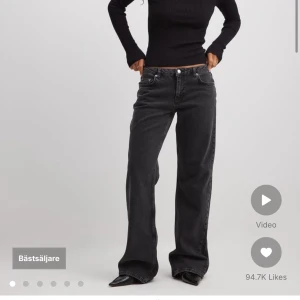 Svarta jeans från NA-KD - Säljer ett par svarta jeans från NA-KD, trasiga längst ner men går att klippa bort eller sy upp💕