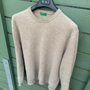 Beige tröja - Säljer en stilren beige tröja från UTCOB i slim passform, nypris 900. Storlek M men för stor på mig, så på mig är den mer avslappnad än slim (är typ 175) Perfekt för både höst/vinter och vår, med långa ärmar och mjukt merino som känns skönt mot huden. Enkelt att matcha med jeans eller chinos för en avslappnad look.