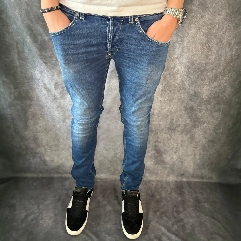 // Dondup George jeans | storlek w32, benlängd: 102cm, midjemått: 39cm | Defekt bild 4/5 därav priset | Nypris runt 4000 | Kontakta för fler frågor eller funderingar // Deluxecloset . Jeans & Byxor.