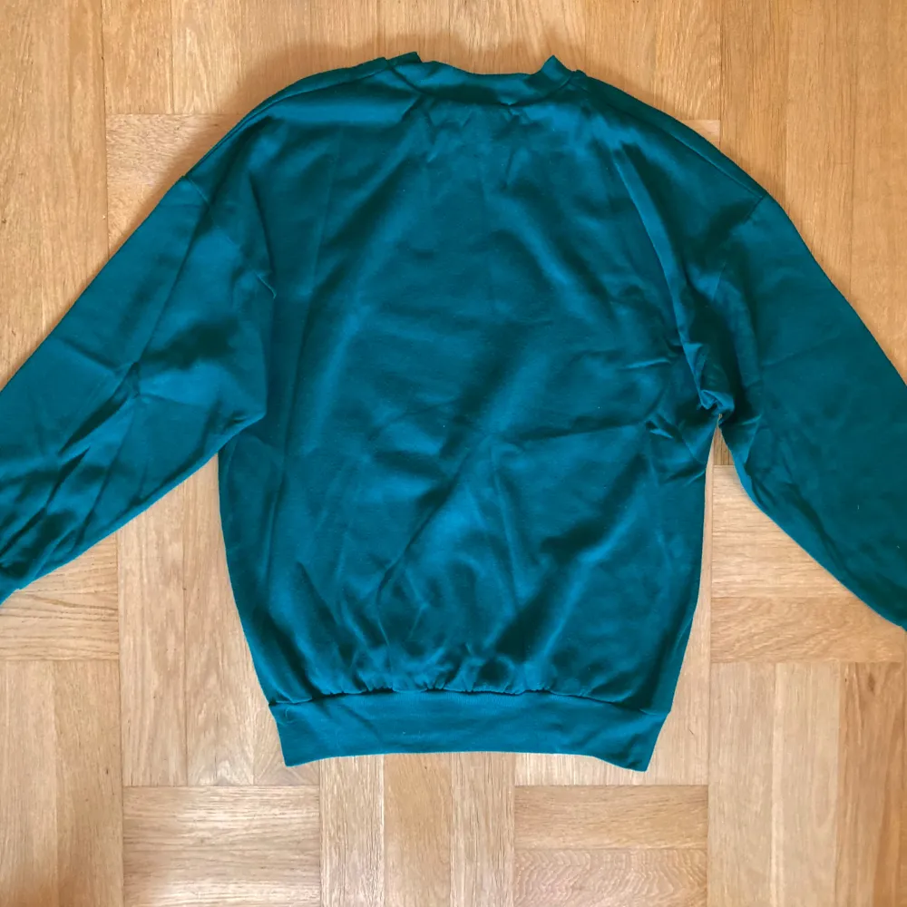 Grön tjocktröja med katter på. Tröjan är i gott begagnat skick. Den har bara varit använd fåtal gånger av mig, efter att jag köpte den på Beyond Retro. Står ingen storlek men skulle uppskatta ca S-M. Klicka gärna på köp nu och meddela för eventuella frågor. :). Hupparit & Collegepaidat.
