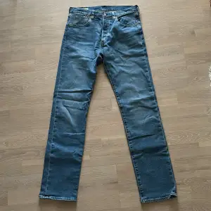 Säljer ett par blå Levi's 501 jeans i nyskick. Knappt använda. Strlk 29/32