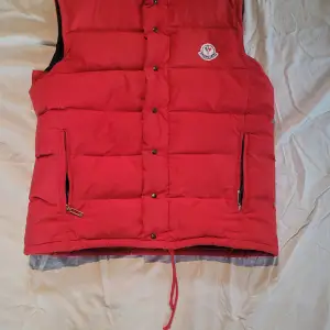 Äkta moncler väst vintage från 80-90 talet, väldigt bra Condition, använd, storlek M