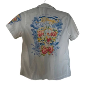 Ed Hardy Skjorta - sparsamt använd, står ingen storlek men skulle gissa på XS.