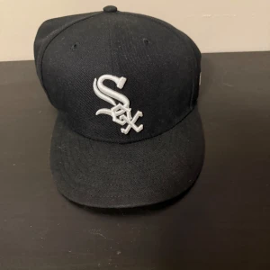 New era keps  - Helt nyskick används en gång då den inte riktigt passar min stil nypris 449kr men säljer för 260 pris kan diskuteras vid snabb affär storlek 59,6 cm 